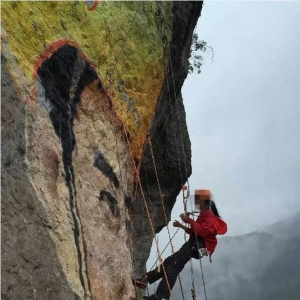 37岁女驴友花痴在岩壁上追男人画巨幅画像，谁干的？