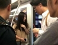 女子在地铁里尿尿